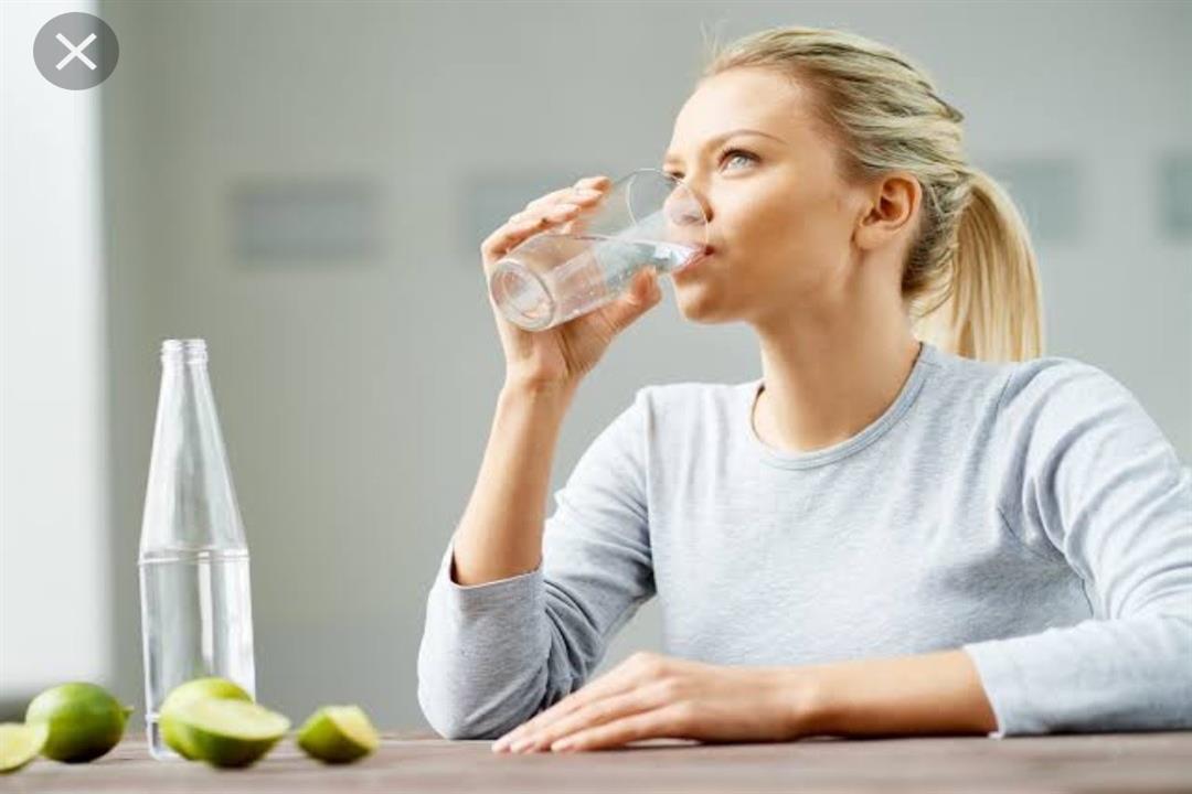 شرب المياه يحميك من كورونا.. حقيقة أم خرافة؟