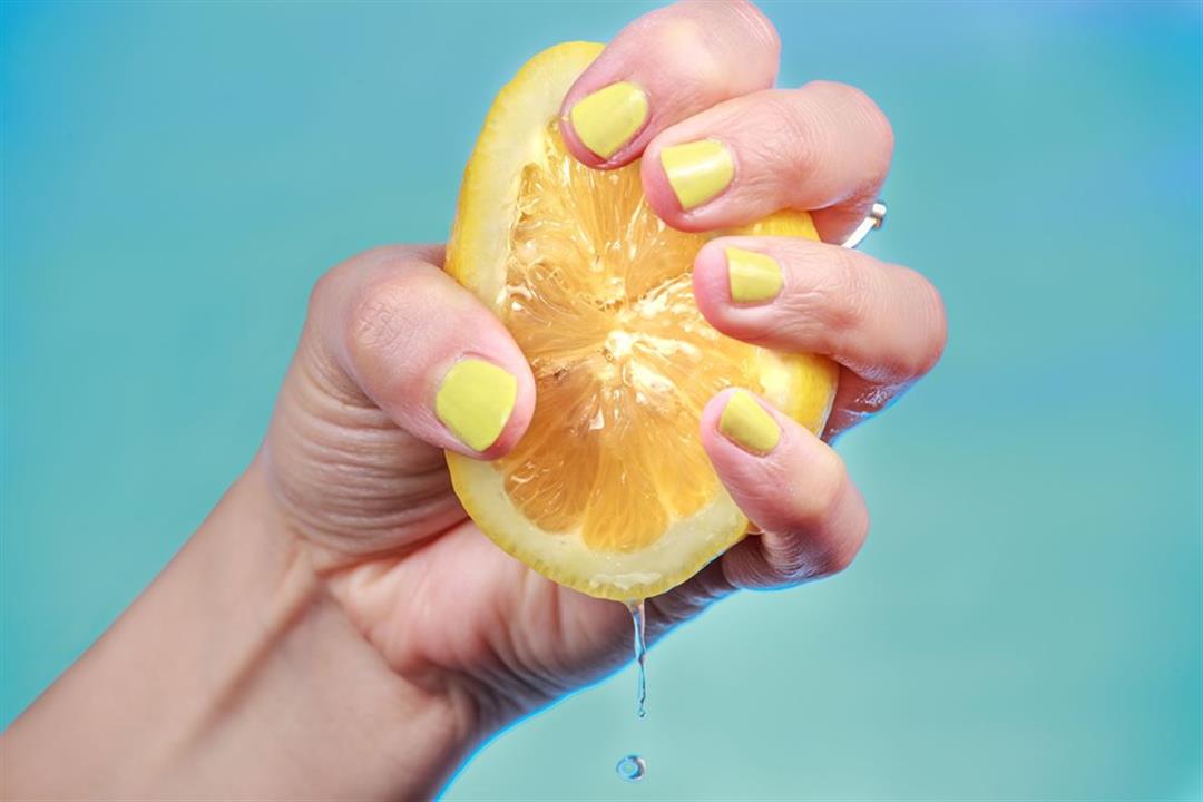 عصير الليمون البارد والدافئ.. أيهما أفضل لصحة الإنسان؟