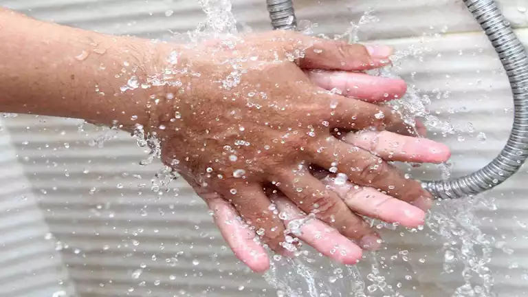ما حكم من لم يقدر على الوضوء لأجل الصلاة؟.. الإفتاء توضح معنى فاقد الطهورين