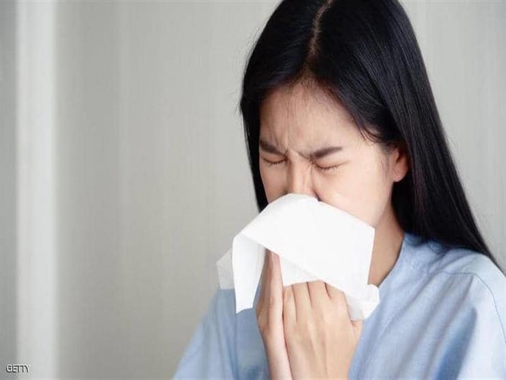 التهاب العمود الفقري وشم رائحة كريهة.. أستاذ بجامعة بريطانية يكشف أعراضًا جديدة لـ"كورونا"