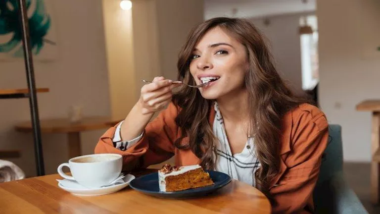 إشارات جسدك الصباحية: لماذا تتوق للحلويات عند الاستيقاظ؟