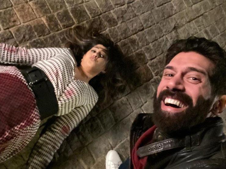 أحمد مجدي ينشر سيلفي مع مشهد جثة ريهام في "فرصة تانية": "هتوحشيني يا رورو" أحمد مجدي ينشر سيلفي مع مشهد جثة ريهام في "فرصة تانية": "هتوحشيني يا رورو"