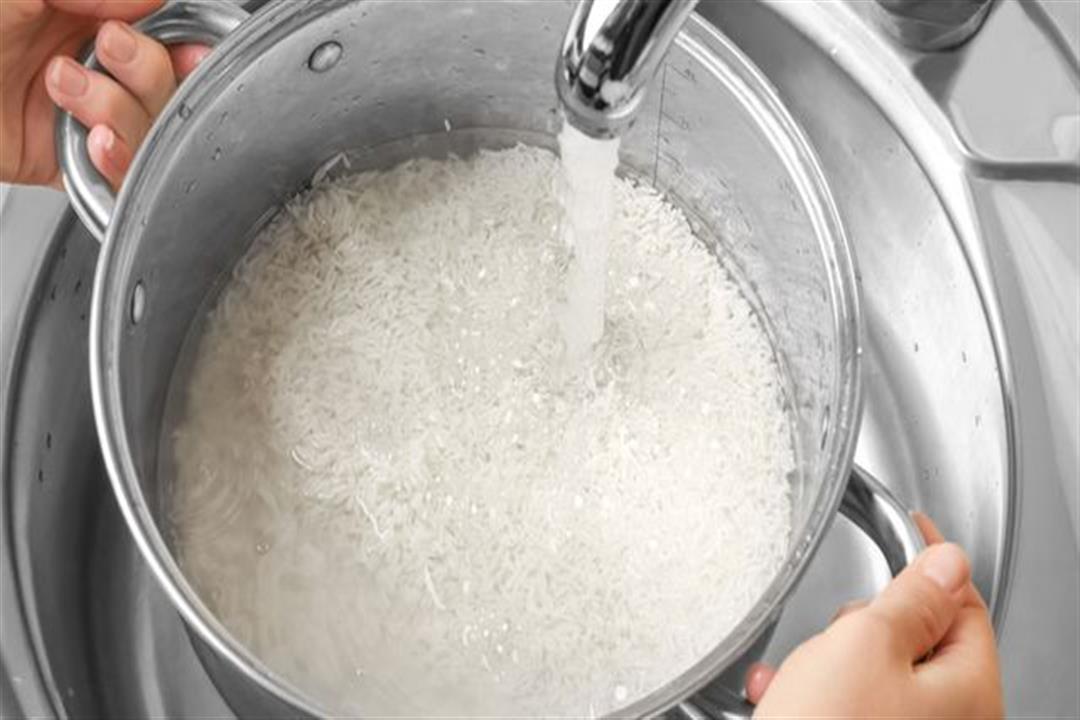 تسبب السرطان والتسمم.. تحذير من عادة يتجاهلها كثيرون عند غسل الأرز 