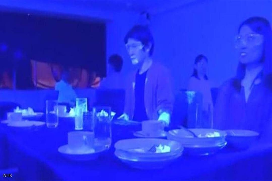 تجربة "الضوء الأسود" تكشف كيفية انتشار كورونا في المطاعم