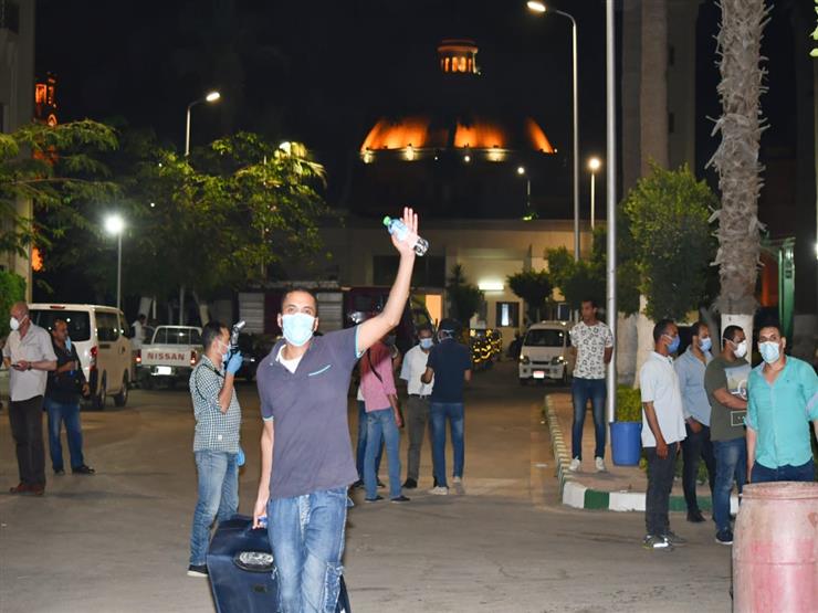 وصول الأفواج الـ14 و15 و16 من المصريين العائدين إلى جامعة القاهرة.. ويهتفون "تحيا مصر" وصول الأفواج الـ14 و15 و16 من المصريين العائدين إلى جامعة القاهرة.. ويهتفون "تحيا مصر"
