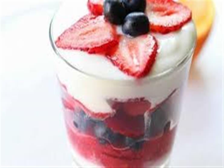 الفاكهة والزبادي