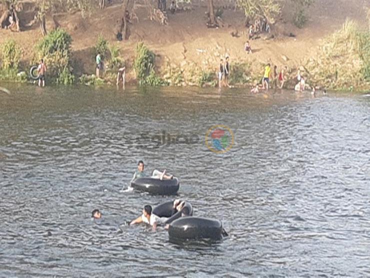 بالصور هربا من الحر والحظر الشباب يلجأون للسباحة في مياه مصراوى