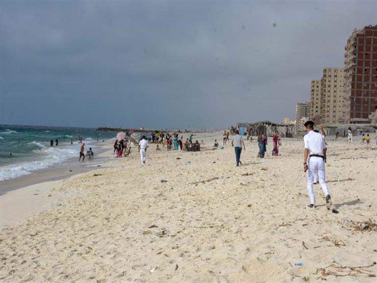 "200 أسرة".. محافظ الإسكندرية يكشف سبب عدم تحريره محاضر للمخالفين على الشاطئ 