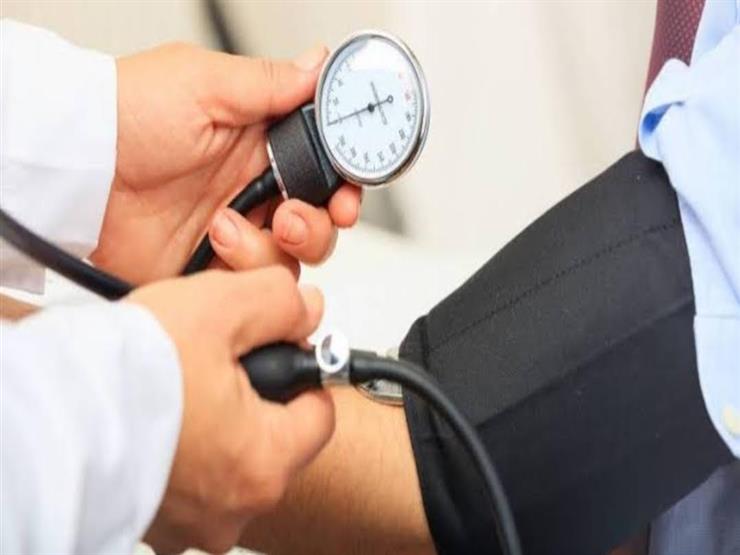 أبرزها الصداع.. 5 علامات تكشف مرضك بارتفاع ضغط الدم (صور)