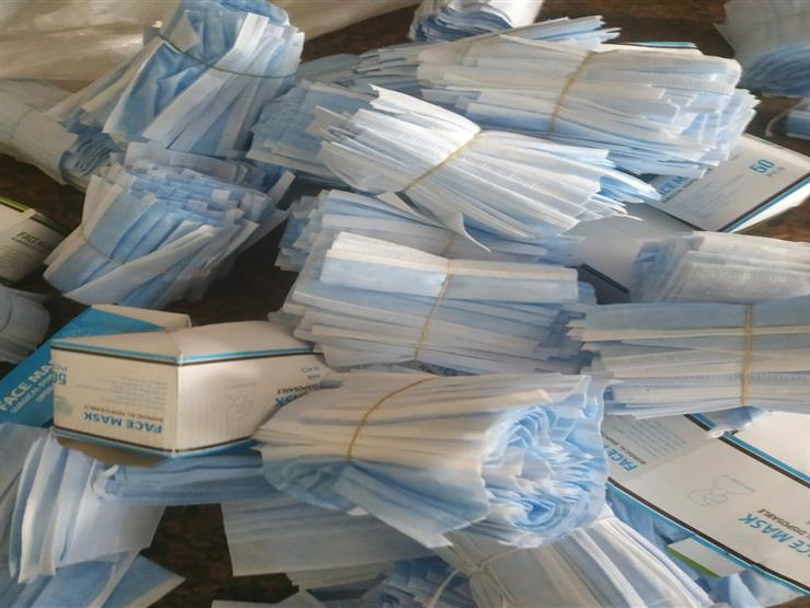 ضبط 300 ألف كمامة مجهولة المصدر بمصنع في الإسكندرية ضبط 300 ألف كمامة مجهولة المصدر بمصنع في الإسكندرية
