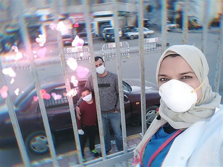 ربع ساعة "سعادة".. لقاء طبيبة مع أسرتها على أبواب مستشفيات العزل ربع ساعة "سعادة".. لقاء طبيبة مع أسرتها على أبواب مستشفيات العزل