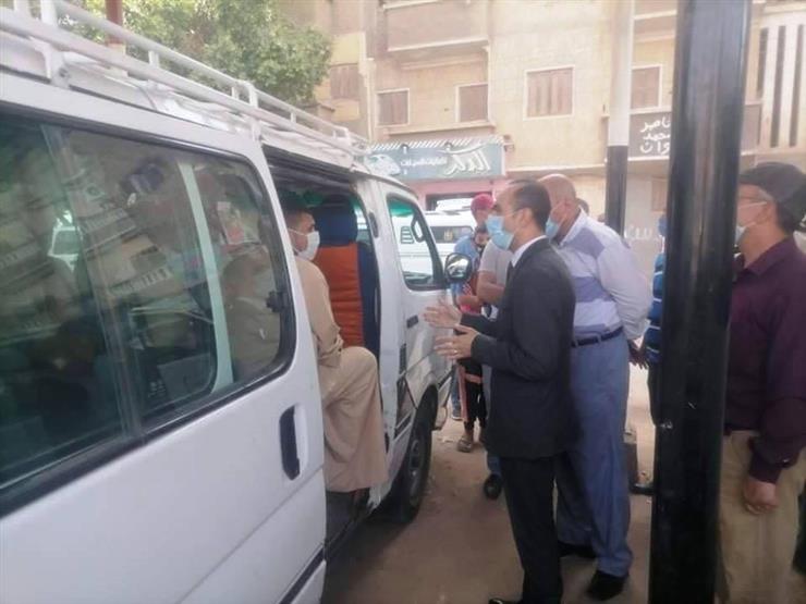 بالصور نائب محافظ سوهاج يتفقد مواقف سيارات الأجرة مصراوى