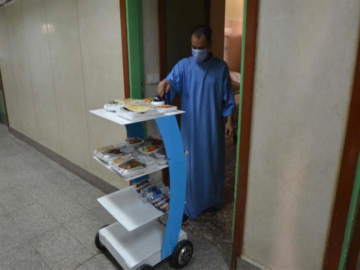 رئيس جامعة المنصورة: طالب بكلية تجارة اخترع "روبوت" لخدمة مصابي كورونا
