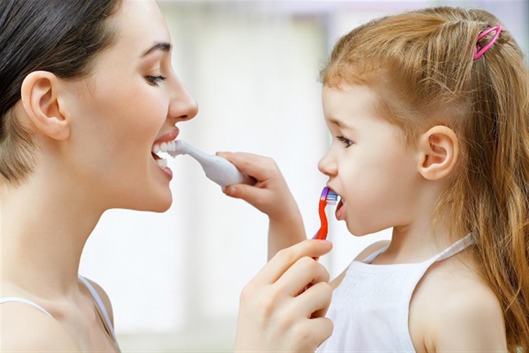 كيف تعوّدين طفلِك على الاهتمام بصحة أسنانه؟