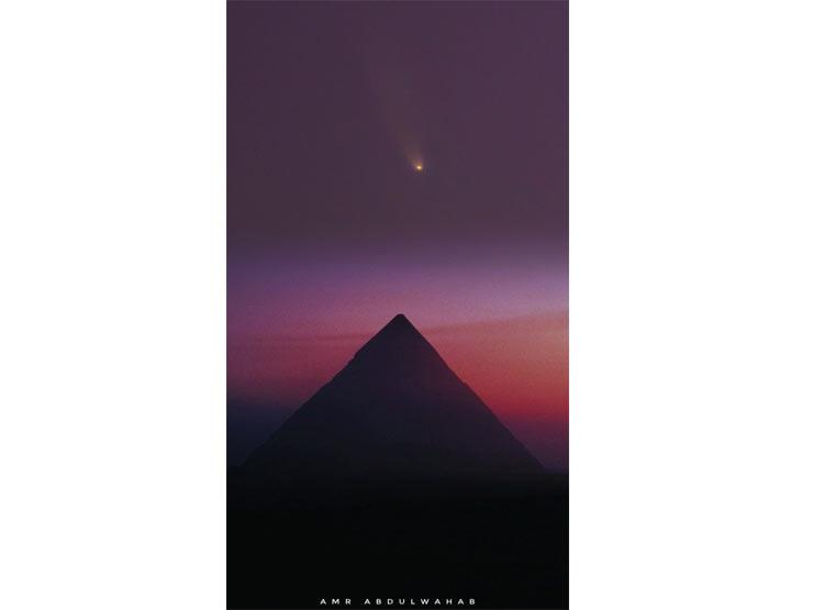 "مُذنّب فوق هضبة الهرم".. كواليس صورة جمعت التاريخ والفلك ونشرتها مجلة عالمية "مُذنّب فوق هضبة الهرم".. كواليس صورة جمعت التاريخ والفلك ونشرتها مجلة عالمية