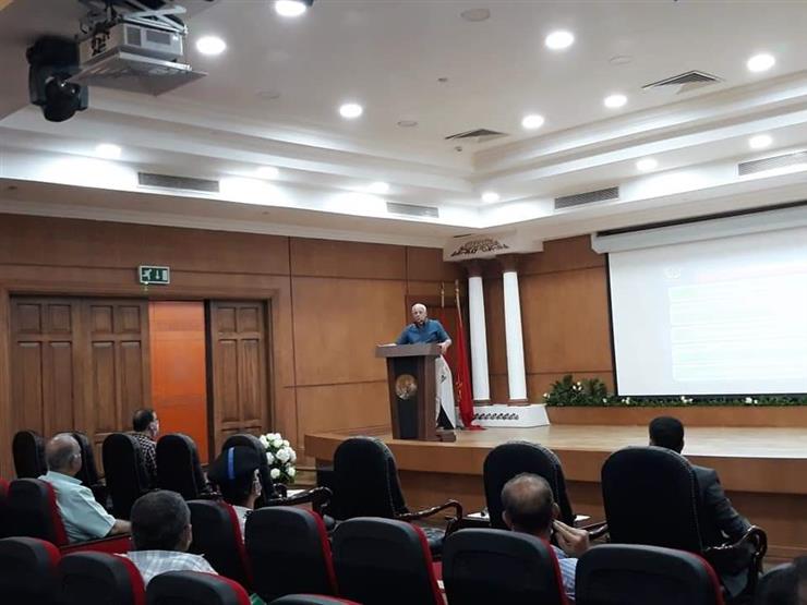 محافظ بورسعيد خلال الاجتماع