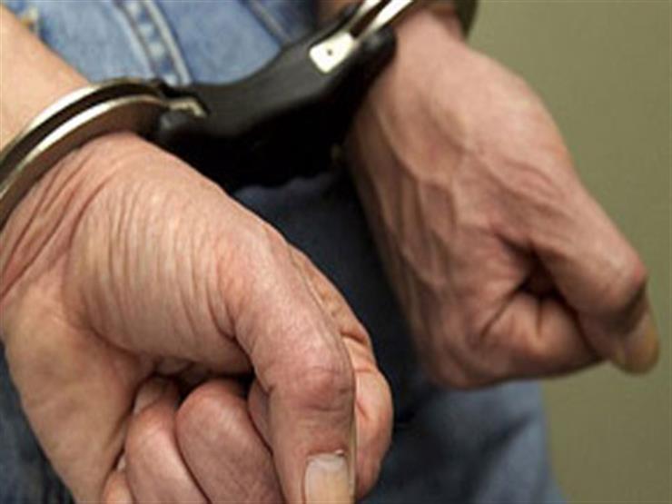 ضبط 4 بلطجية يفرضون إتاوات على قائدي السيارات بالنزهة ضبط 4 بلطجية يفرضون إتاوات على قائدي السيارات بالنزهة