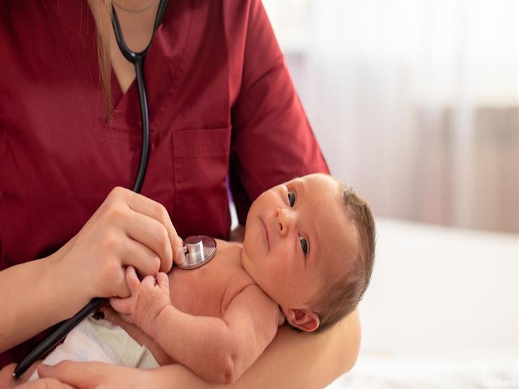 طبيب أطفال يوضح أبرز الفحوصات الضرورية لحديثي الولادة