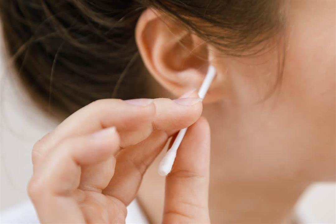 تستخدمها في تنظيف أذنيك؟.. طبيب يحذر من عيدان القطن: تسبب الطرش