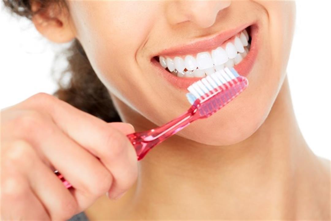 طبيبة تحذر من استخدام غسول الفم بعد غسل الاسنان.. يهدد بالتسوس