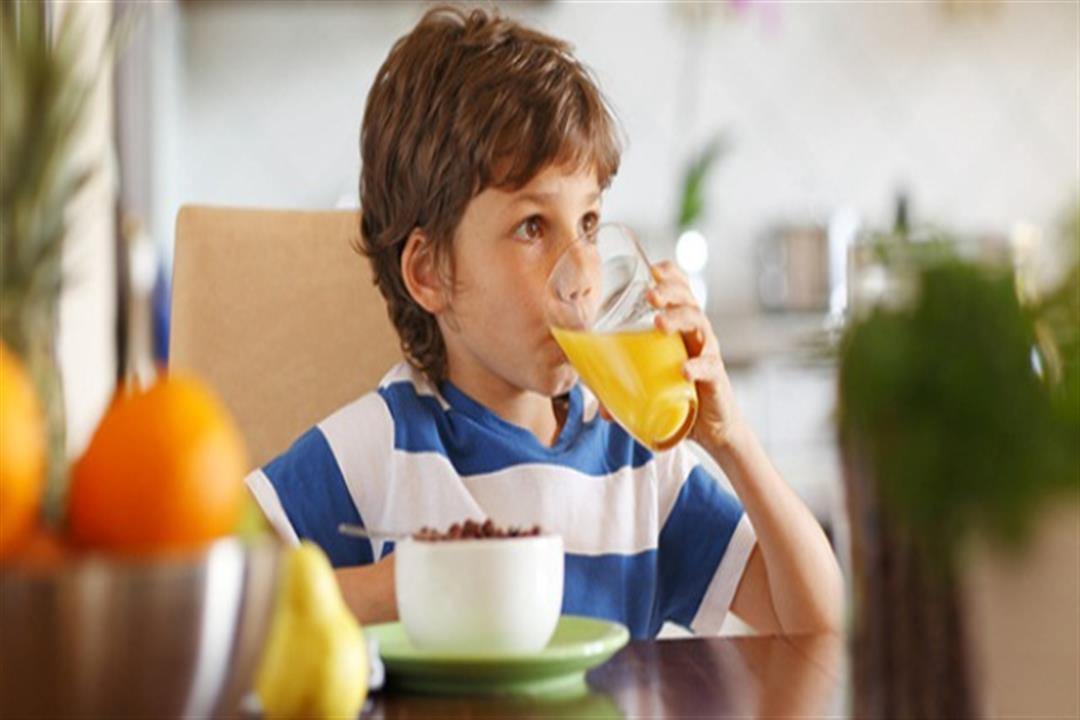 أخصائية تغذية توضح أضرار تناول الأطفال للعصائر المعلبة
