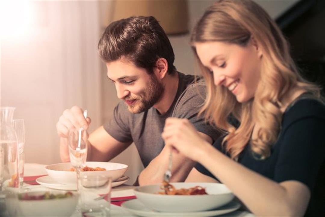 دراسة: تناول الطعام مع الأصدقاء يقلل مخاطر الإصابة بالسمنة