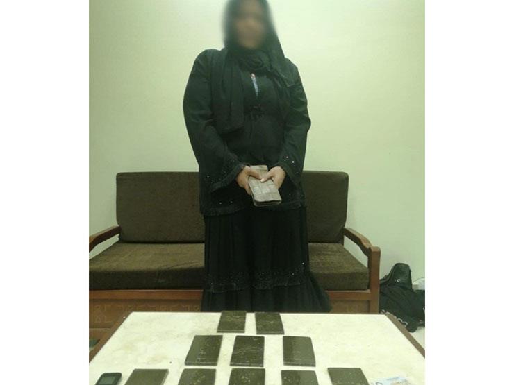 حاولت تهريبها داخل سيارة أجرة.. ضبط سيدة بحوزتها 10 طرب حشيش بنفق الشهيد أحمد حمدي حاولت تهريبها داخل سيارة أجرة.. ضبط سيدة بحوزتها 10 طرب حشيش بنفق الشهيد أحمد حمدي