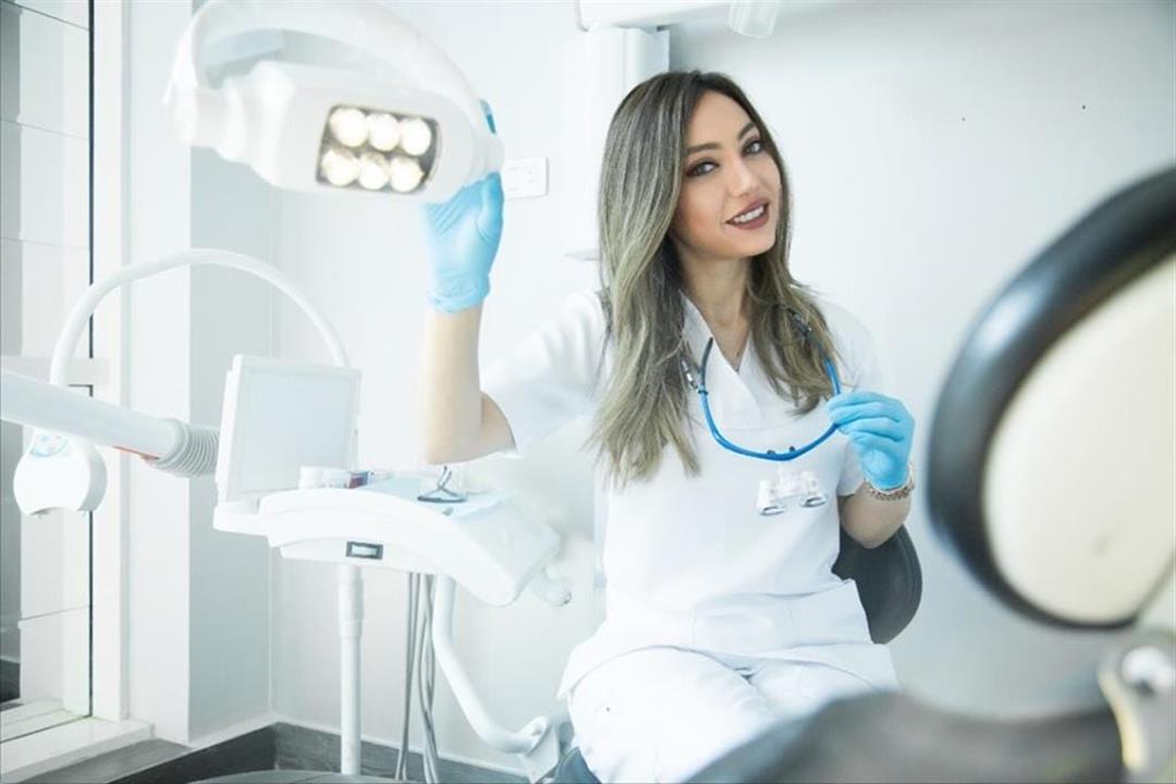 طبيبة تكشف أسباب لا تتوقعها لآلام الأسنان (فيديو)