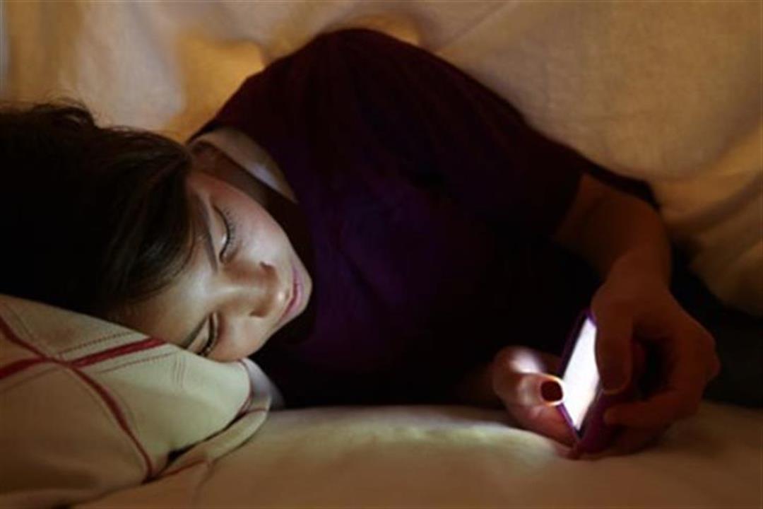 دراسة تحذر من استخدام الهواتف الذكية قبل النوم