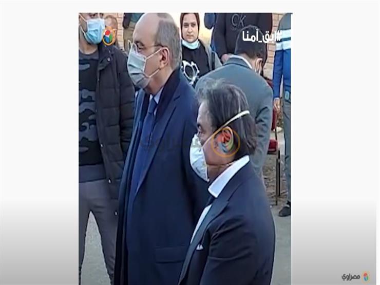 فيديو| أحمد عز يلقى نظرة الوداع على جثمان صفوت الشريف فى المقابر فيديو| أحمد عز يلقى نظرة الوداع على جثمان صفوت الشريف فى المقابر