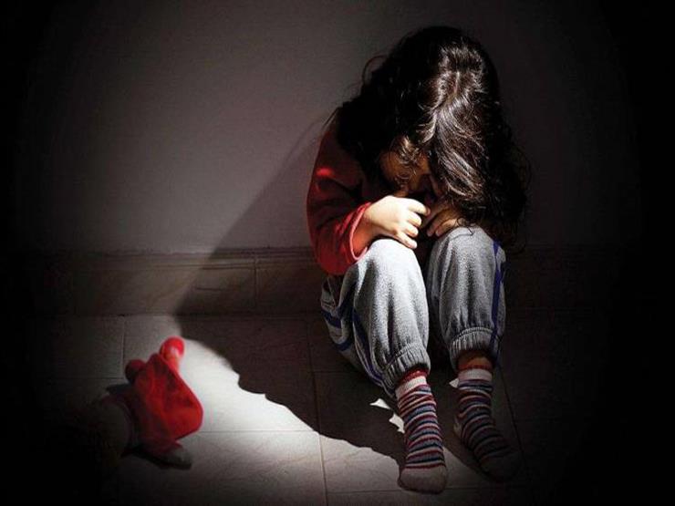 حرقاها حتى أصيبت بتبول لا إرادي.. مأساة طفلة قتلها والدها وزوجته في أكتوبر حرقاها حتى أصيبت بتبول لا إرادي.. مأساة طفلة قتلها والدها وزوجته في أكتوبر