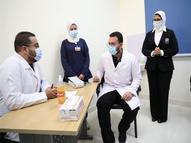 أول طبيب يحصل على لقاح كورونا في مصر: التجربة ممتازة وأشجع الجميع عليها