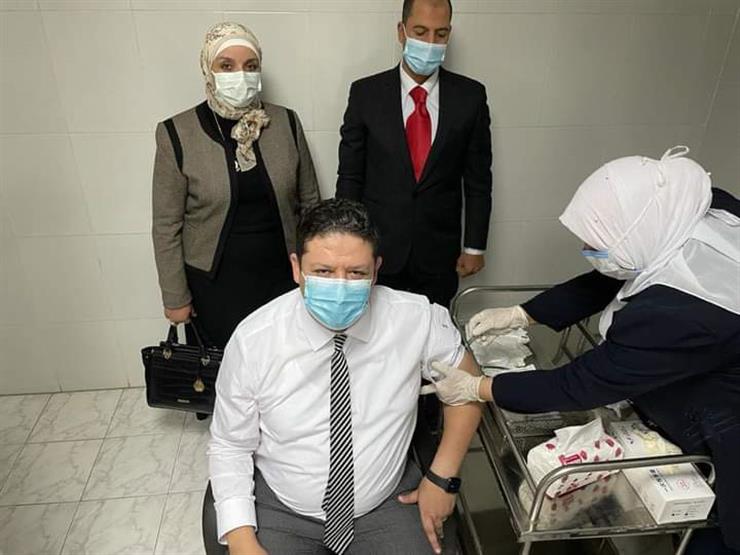 The Undersecretary of the Ministry of Health in Giza receives the Coronavirus vaccine