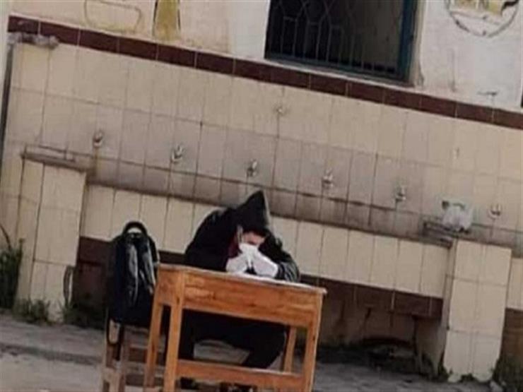 "تعليم الإسكندرية": التحقيق في واقعة امتحان طالب مصاب بكورونا بفناء مدرسة
