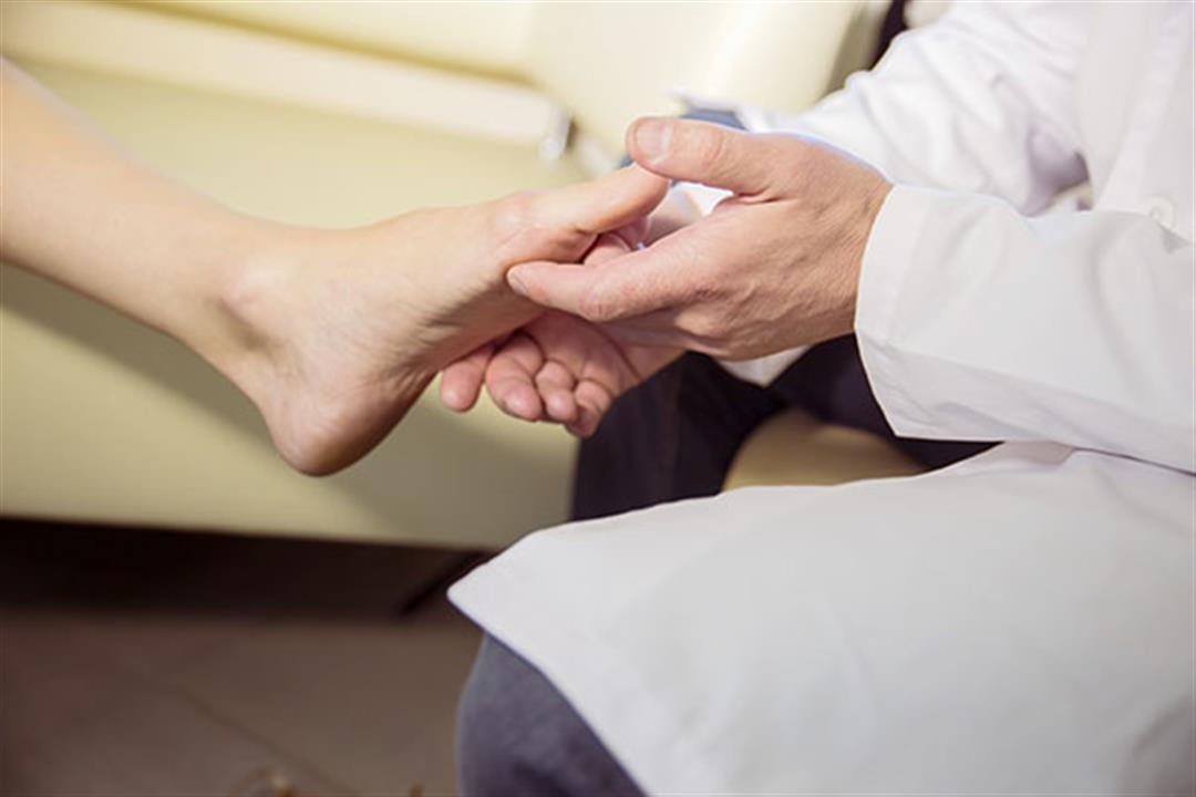 كيف تؤثر الشيخوخة على صحة القدمين؟