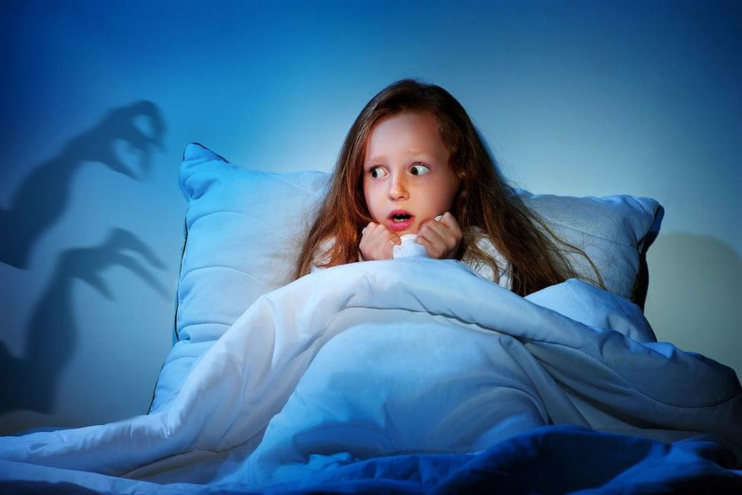 طبيب نفسي يوضح طريقة التعامل مع خوف الأطفال عند النوم