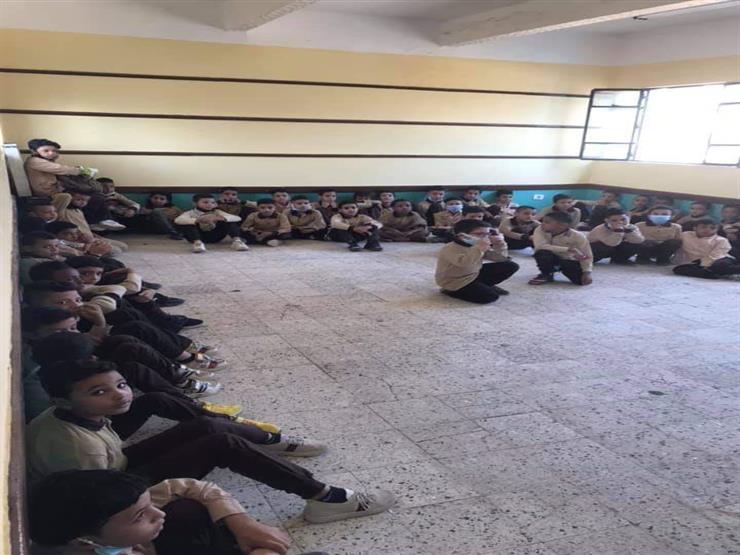 "طلاب على الأرض في مدرسة بالقليوبية".. و"التعليم": فصل مسئول وفتح تحقيق "طلاب على الأرض في مدرسة بالقليوبية".. و"التعليم": فصل مسئول وفتح تحقيق