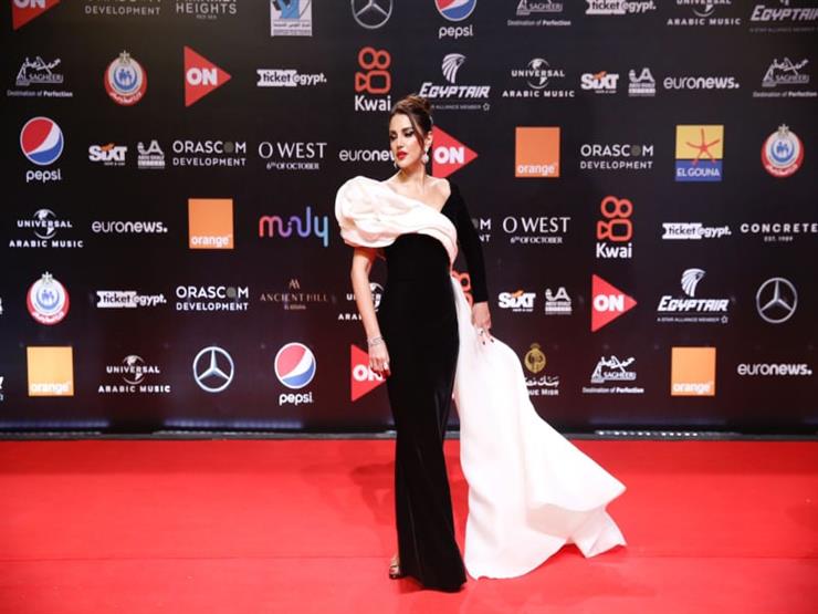 مهرجان الجونة| درة: طرح "الكاهن" خلال أيام.. ونجاح "غالية" فاق توقعاتي مهرجان الجونة| درة: طرح "الكاهن" خلال أيام.. ونجاح "غالية" فاق توقعاتي