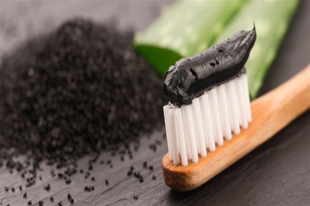 معجون الفحم.. هل يساعد في تبييض الأسنان؟