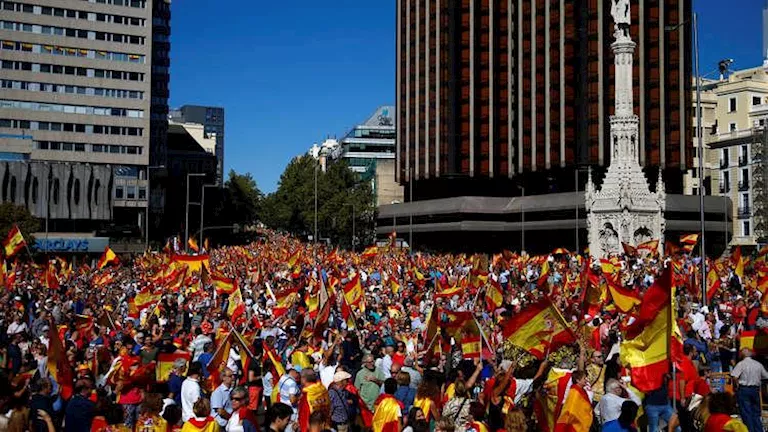 مظاهرات حاشدة في مدريد تطالب بإقالة رئيس وزراء إسبانيا.. فيديو