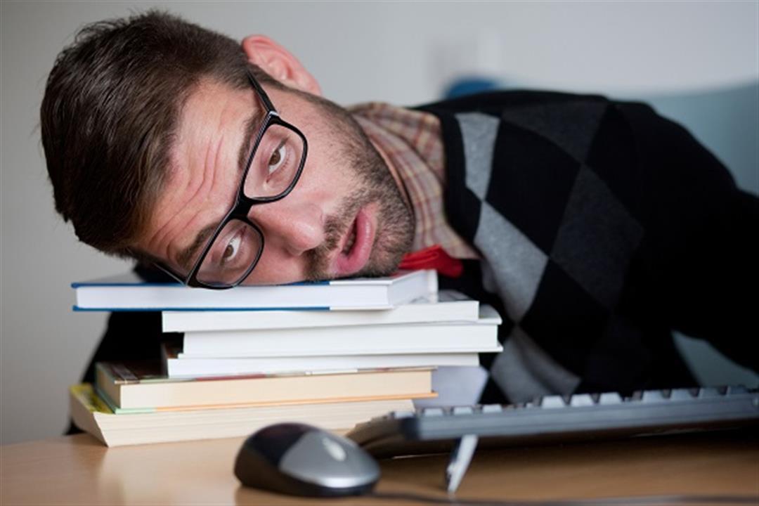تقضي ساعات طويلة في العمل يوميًا؟.. 5 آثار جانبية خطيرة تهددك