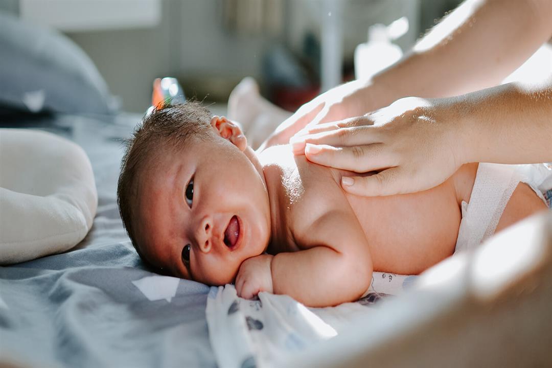 فوائد صحية لتدليك الأطفال حديثي الولادة