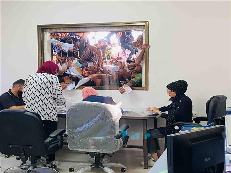 ليست في مصر.. صاحبة صورة «شباك الموظفين» في غزة تروي كواليسها ليست في مصر.. صاحبة صورة «شباك الموظفين» في غزة تروي كواليسها