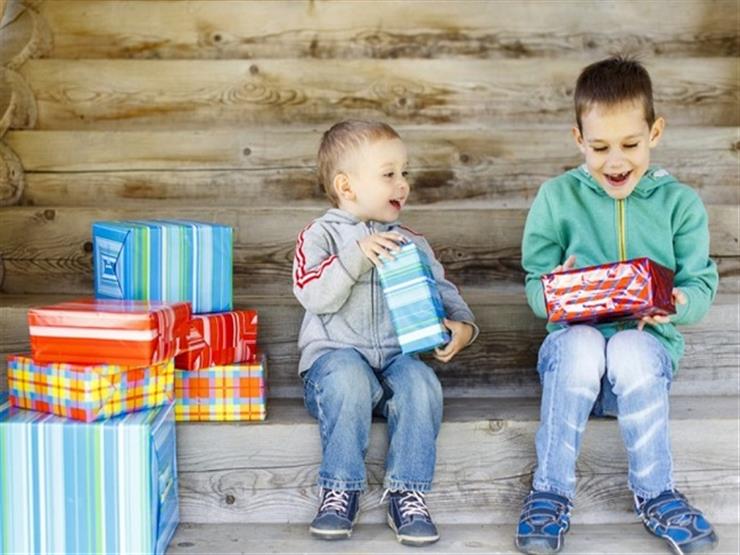 استشاري تعديل السلوك: أسلوب "الهدايا" تدليلًا زائدًا يضر بنفسية الطفل