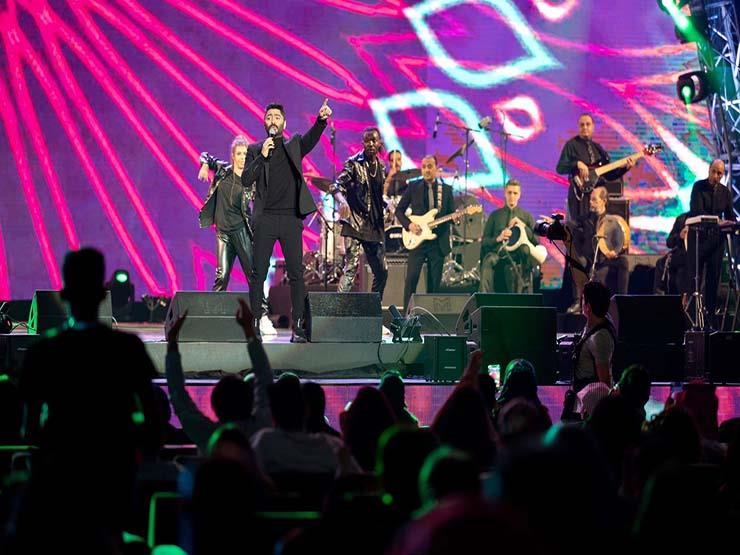 Tamer Hosni illumine son concert de la saison de Riyad… et l’ambassadeur de France…