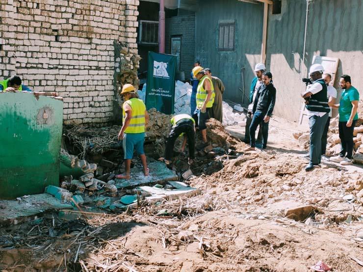بقافلة مساعدات.. رئيس "دفاع النواب" يتفقد منازل المتضريين من سيول أسوان