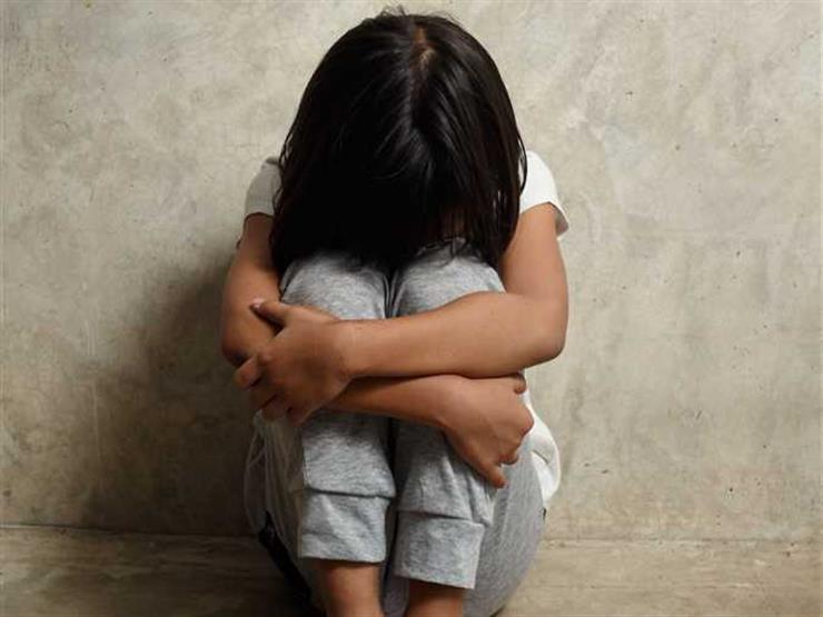 اختبأت وراء والدها.. تلميذة تتعرَّف على المتهم بهتك عرضها في مدرسة بالمعادي اختبأت وراء والدها.. تلميذة تتعرَّف على المتهم بهتك عرضها في مدرسة بالمعادي