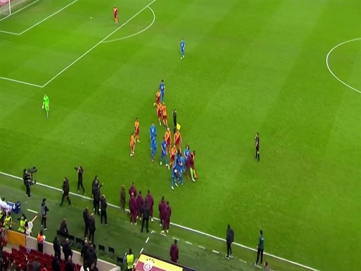 الشغب يوقف مباراة جالاتا سراي ومارسيليا في الدوري الأوروبي (فيديو) الشغب يوقف مباراة جالاتا سراي ومارسيليا في الدوري الأوروبي (فيديو)