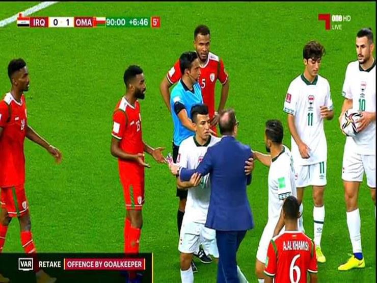 بالفيديو.. مدرب العراق يقتحم الملعب لمنع لاعبه من تسديد ركلة جزاء