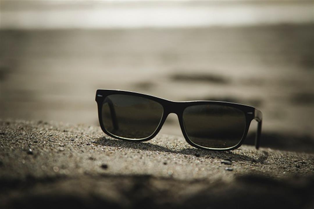 أضرار النظارات الشمسية المقلدة.. طبيب عيون: قد تصل للعمى